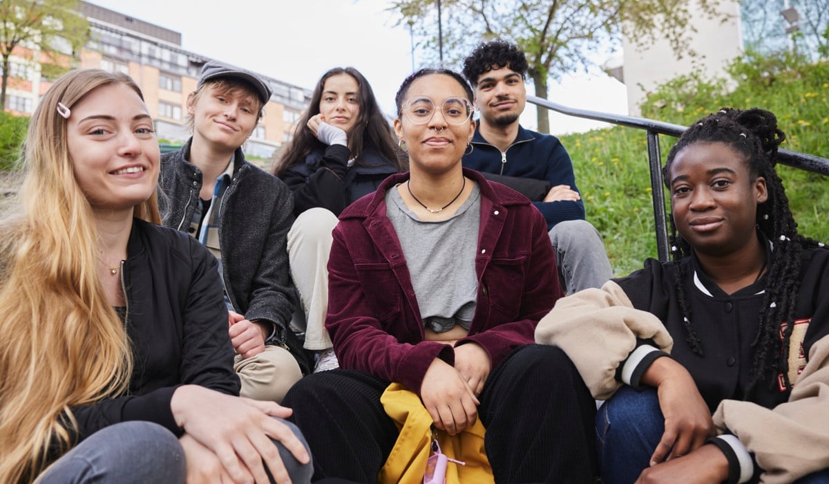 En grupp unga människor som sitter bredvid varandra.